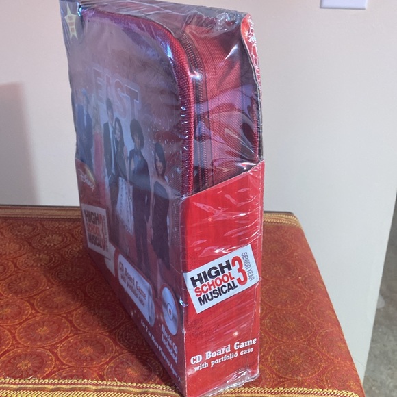 High School Musical 3 Senior Year CD Board Game with portfolio case. SEALED - Picture 4 of 7